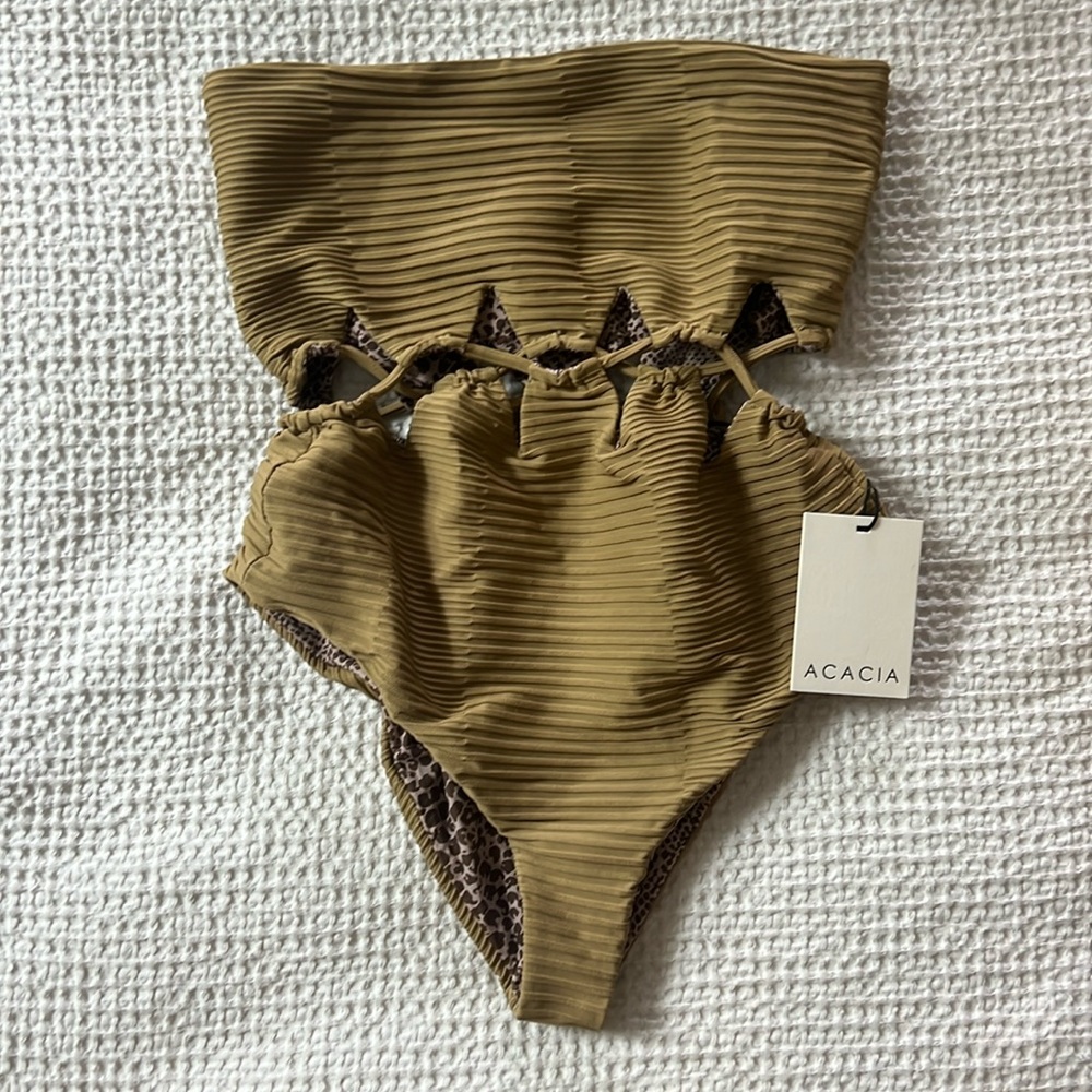 Acacia one piece